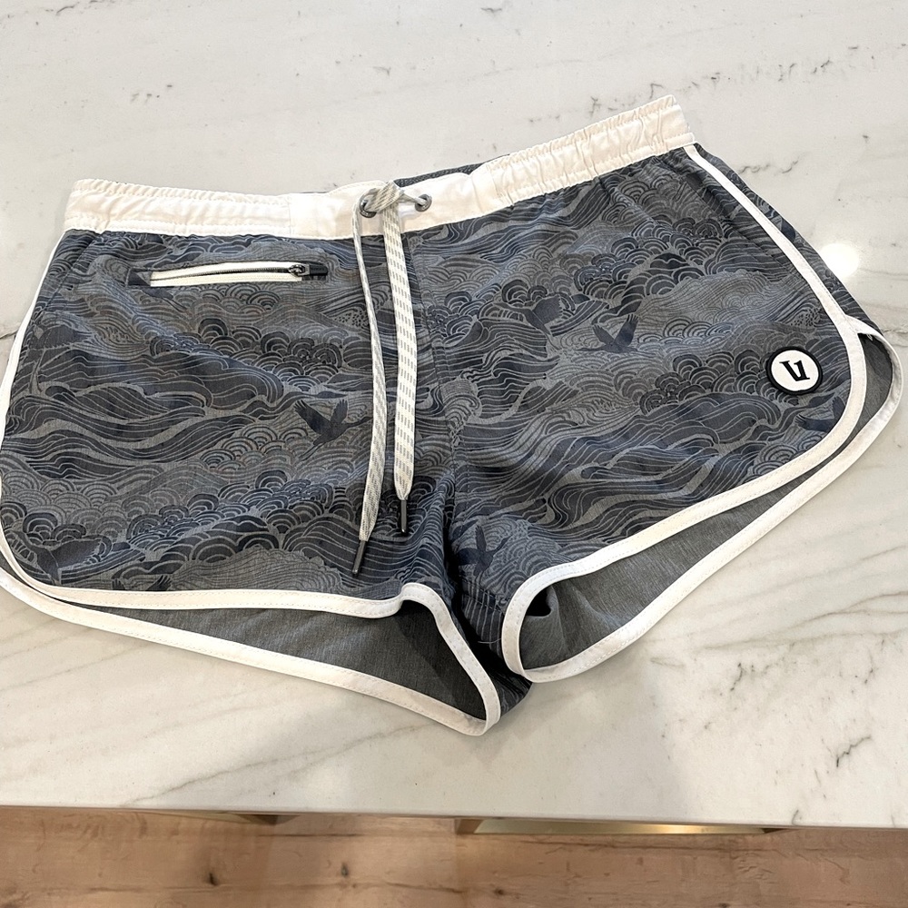 Vuori Clementine mid rise short, size S, fun pattern, worn 1x, excell shape!